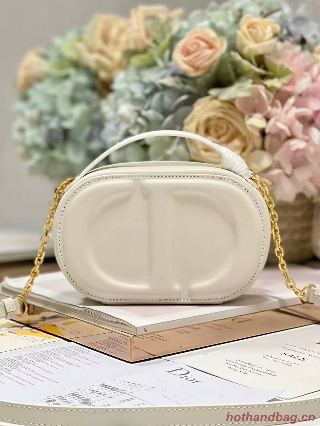 CD SIGNATURE OVAL CAMERA BAG Calfskin with Embossed CD Signature S2201UMFV Latte CD SIGNATURE OVAL CAMERA BAG Calfskin with Embossed CD Signature S2201UMFV Latte