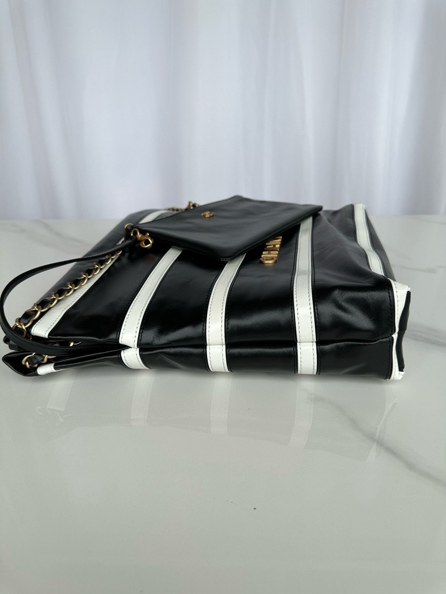CHANEL 22 HANDBAG Calfskin & Gold-Tone Metal AS3261 Black CHANEL 22 HANDBAG Calfskin & Gold-Tone Metal AS3261 Black