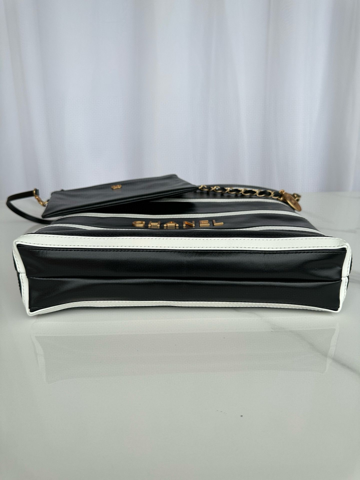 CHANEL 22 HANDBAG Calfskin & Gold-Tone Metal AS3261 Black CHANEL 22 HANDBAG Calfskin & Gold-Tone Metal AS3261 Black