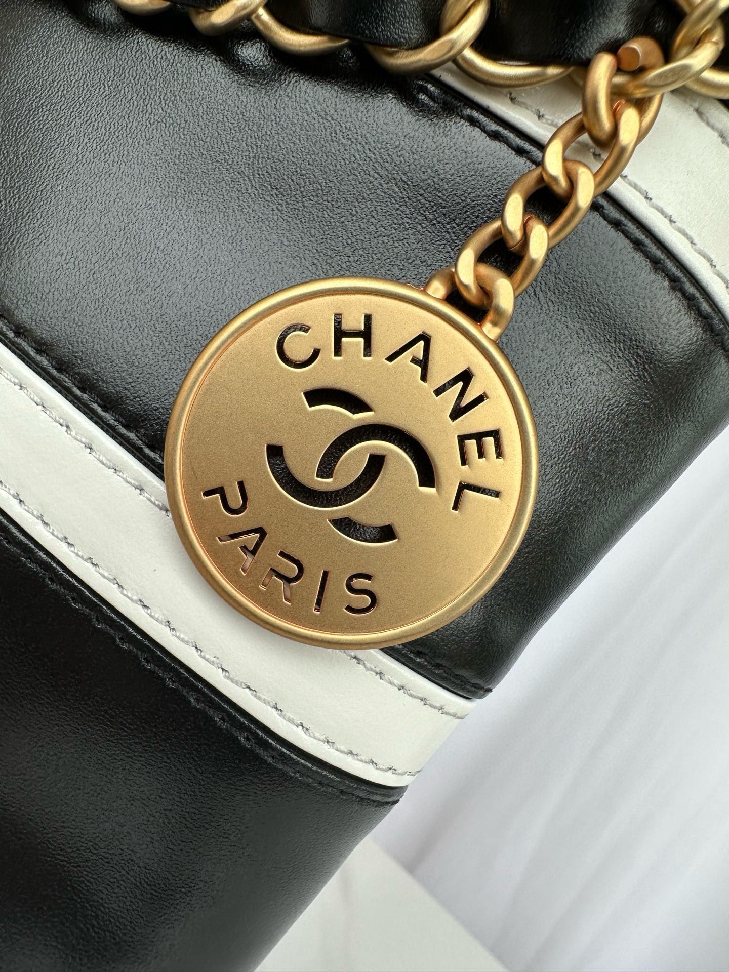CHANEL 22 HANDBAG Calfskin & Gold-Tone Metal AS3261 Black CHANEL 22 HANDBAG Calfskin & Gold-Tone Metal AS3261 Black